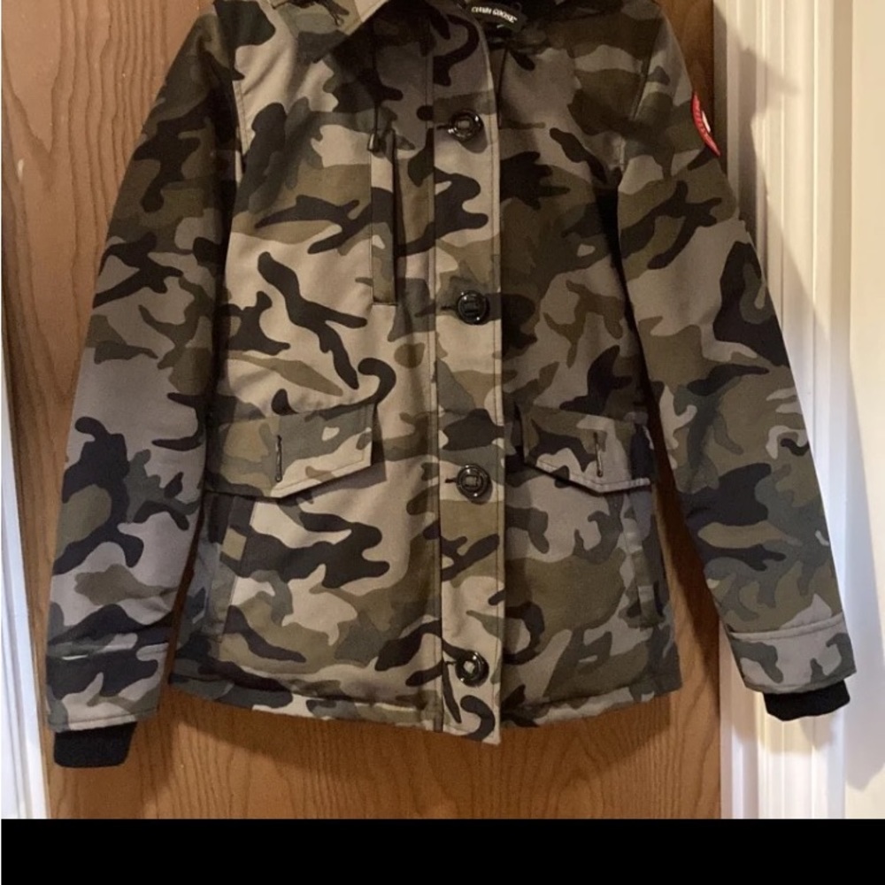 NWT Canada Goose Rideau Parka Camo print size small.